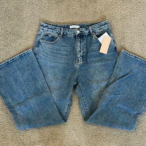 Wide-legged jeans